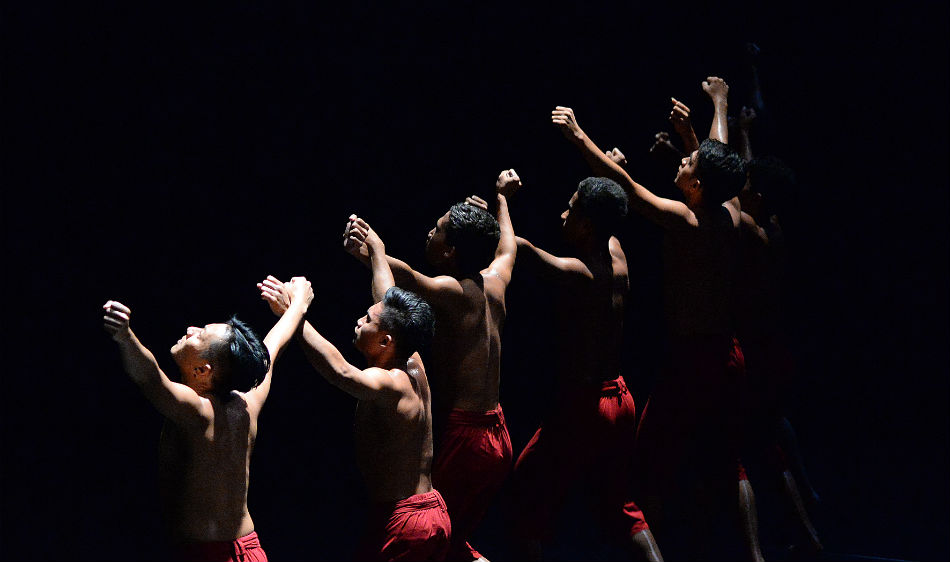 Cry Jailolo: A Mesmeric Re-Imagining Of Authentic North Maluku Tribal Dance As Human Percussive Waves Crash Onto The Shore  – OzAsia Festival Interview