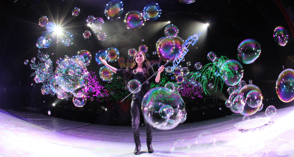 Gazillion Bubble Show: A Mindblowing Immersive Blend of Magic Bubbles and Spectacular Laser Lights for the Whole Family – Interview